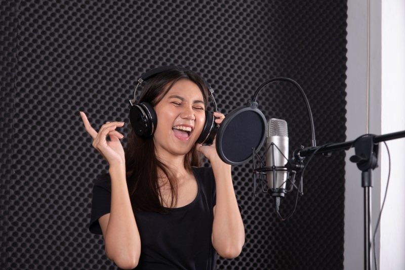 woman-singing