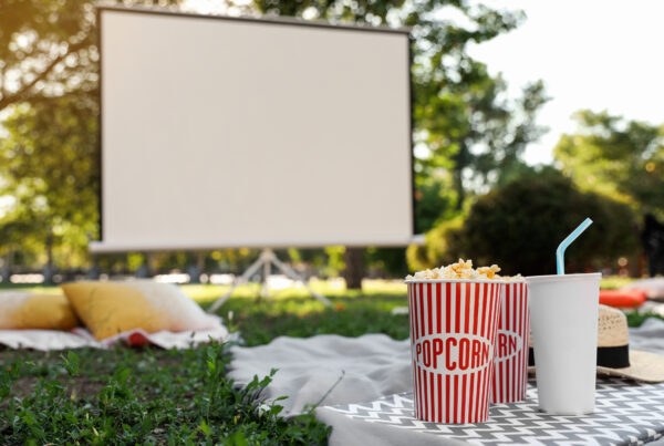 backyard-outdoor-movie-screen